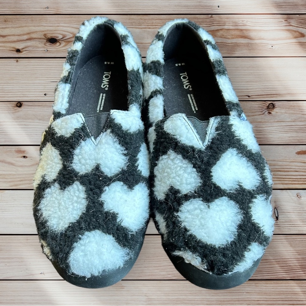 TOMS Women’s Heart Pattern Fleece Loafers in Black/White